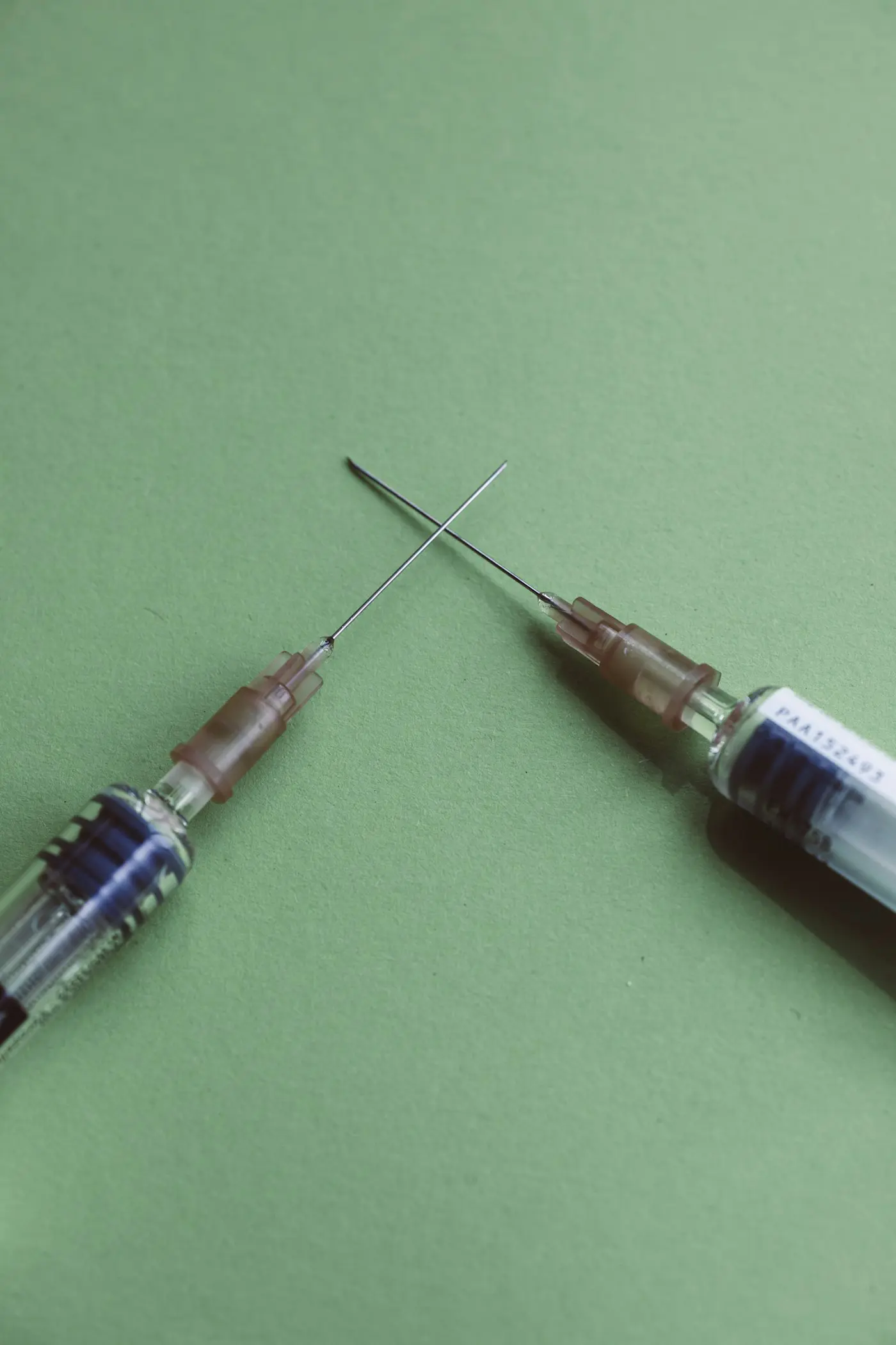 Illustration montrant à la fois les bienfaits et les risques associés aux injections de peptides